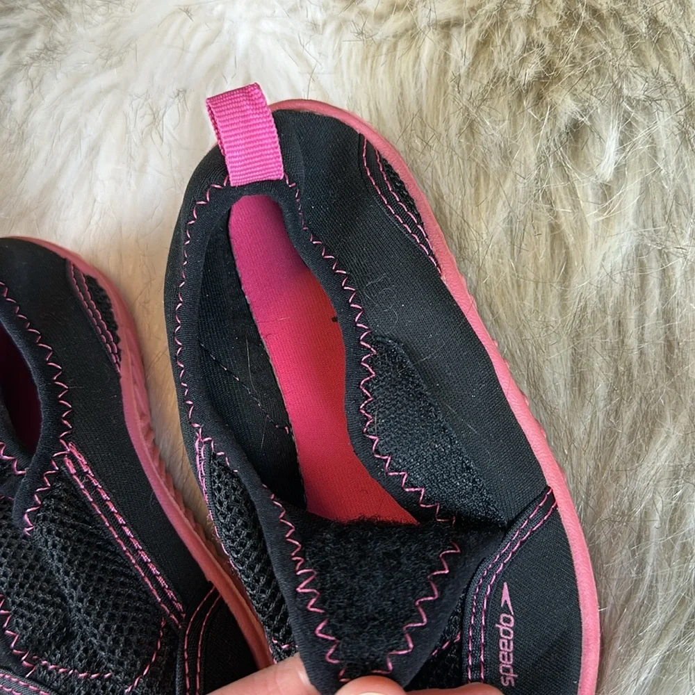 Size L (9-10) Speedo Kids Black and Pink Water Shoes